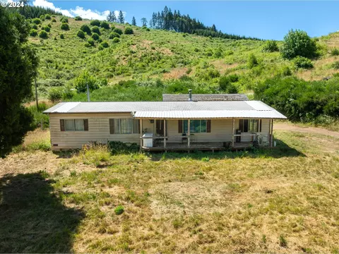 699 Cox Rd, Yoncalla, OR 97499