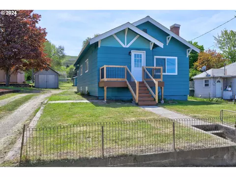 2302 E 10th St, The Dalles, OR 97058