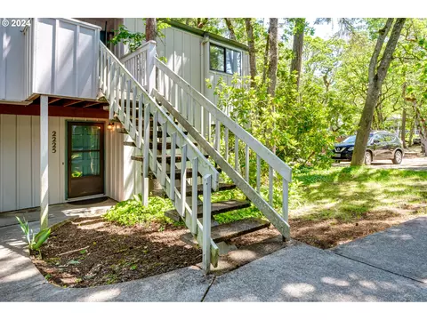 2225 Hawkins Ln, Eugene, OR 97405
