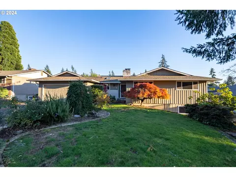 7570 Ridgewood Dr, Gladstone, OR 97027