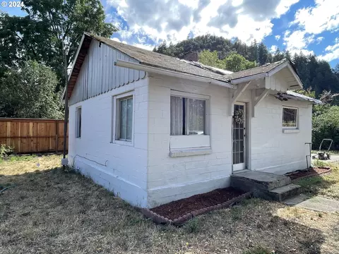 9621 S Old Highway 99, Dillard, OR 97432