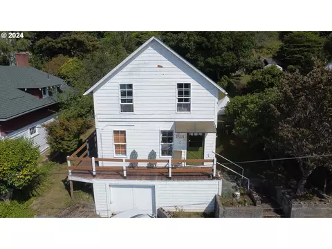 435 Front St, Gardiner, OR 97441