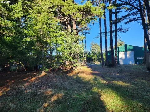 1140 13th St, Port Orford, OR 97465