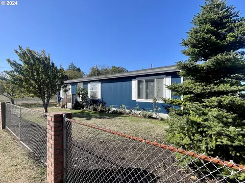 2666 Fir St, North Bend, OR 97459
