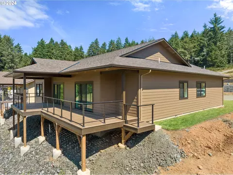 851 Masters Ct, Reedsport, OR 97467