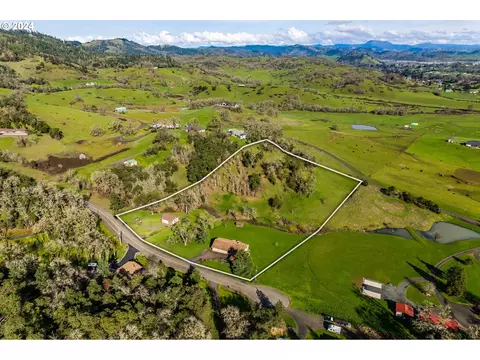 1610 Arcadia Dr, Roseburg, OR 97471
