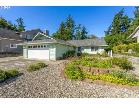 2516 Ash St, North Bend, OR 97459
