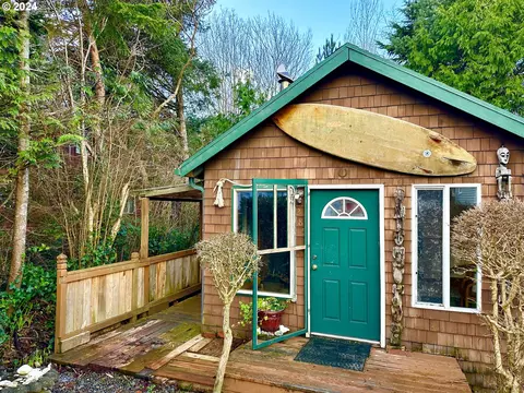 285 N Dolphin St, Rockaway Beach, OR 97136