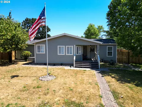 710 N Howe St, Carlton, OR 97111