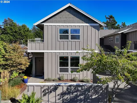 420 3rd St, Manzanita, OR 97130
