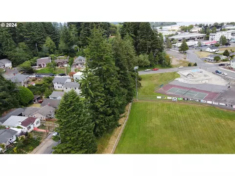 844 8th Ter, Coos Bay, OR 97420