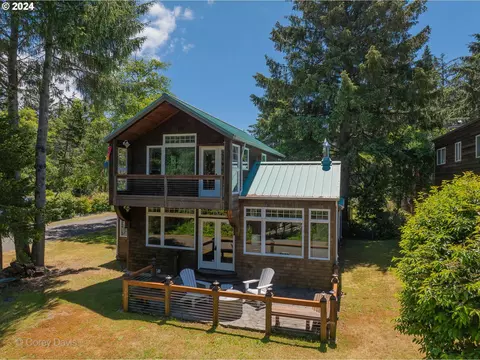 290 University Ave, Manzanita, OR 97130