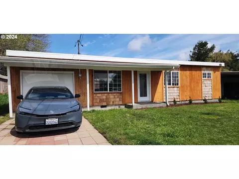 2150 Lombard St, North Bend, OR 97459