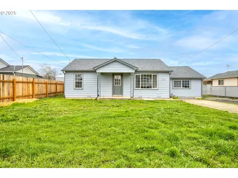 2270 Castle Ave, Roseburg, OR 97471