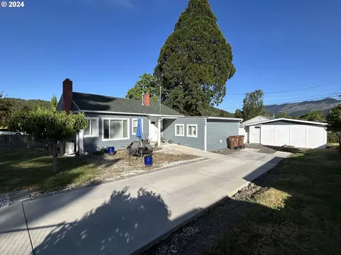 529 E Third Ave, Riddle, OR 97469 photo 1