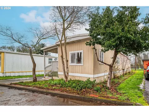 34956 Seavey Loop Rd #28, Eugene, OR 97405