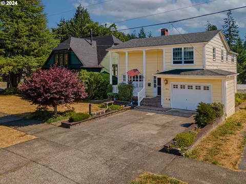 663 E 1st St, Coquille, OR 97423