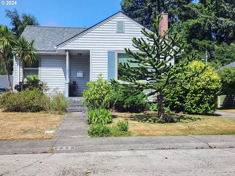 1220 Winsor Ave, North Bend, OR 97459