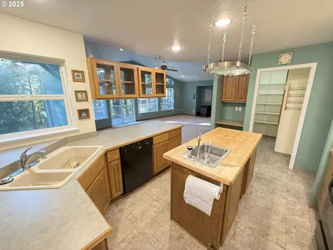 Kitchen - 5938 View Loop, Florence, OR 97439 photo 2 of 3