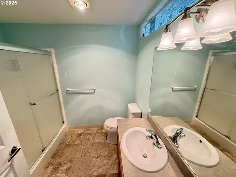 Bath - 5938 View Loop, Florence, OR 97439 photo 4 of 4