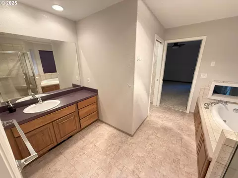 Bath - 5938 View Loop, Florence, OR 97439 photo 3 of 4