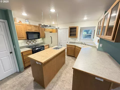 Kitchen - 5938 View Loop, Florence, OR 97439 photo 1 of 3