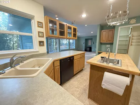 Kitchen - 5938 View Loop, Florence, OR 97439 photo 3 of 3