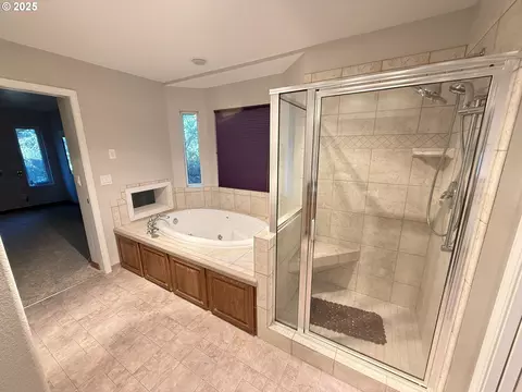 Bath - 5938 View Loop, Florence, OR 97439 photo 2 of 4