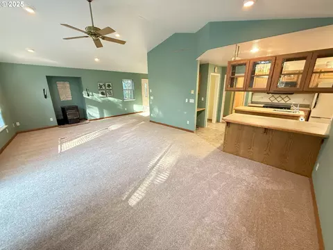 Living - 5938 View Loop, Florence, OR 97439 photo 3 of 3