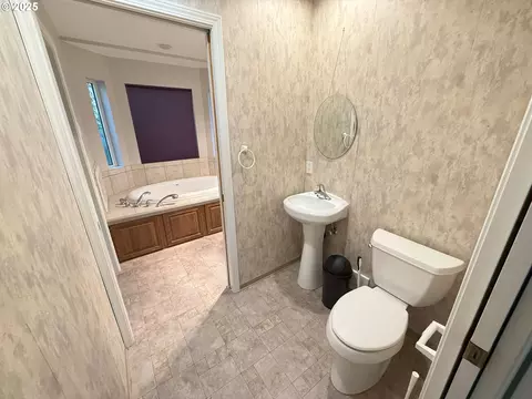 Bath - 5938 View Loop, Florence, OR 97439 photo 1 of 4