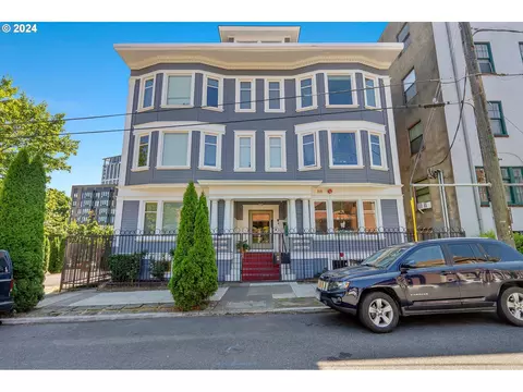 1714 NW Couch St #4, Portland, OR 97209