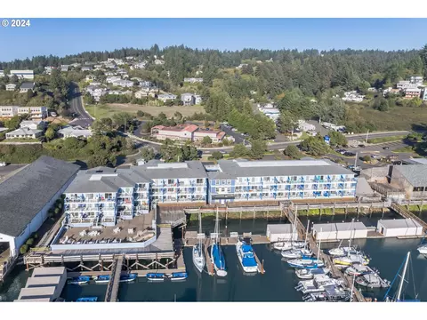 890 SE Bay Blvd #111, Newport, OR 97365