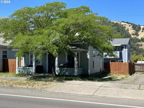 1434 SE Pine St, Roseburg, OR 97470