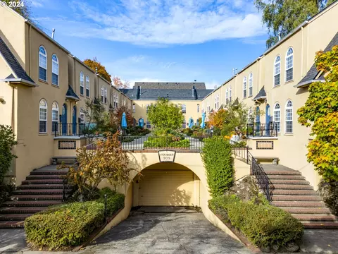 909 NE Brazee St #17, Portland, OR 97212