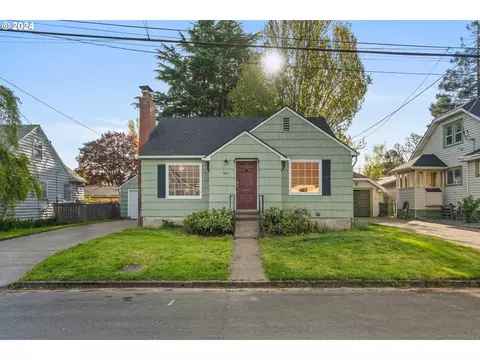 560 NE 18th St, Salem, OR 97301