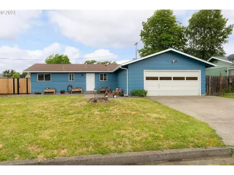 1912 Palos Verdes Dr, Roseburg, OR 97471