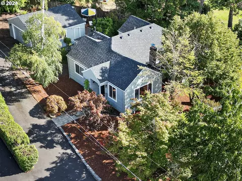 1220 Clinton Dr, Eugene, OR 97401