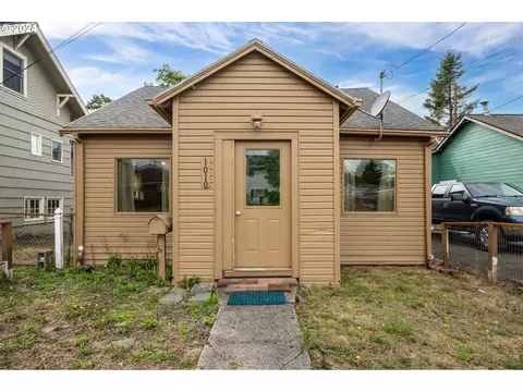 1010 Grove Ave, Tillamook, OR 97141