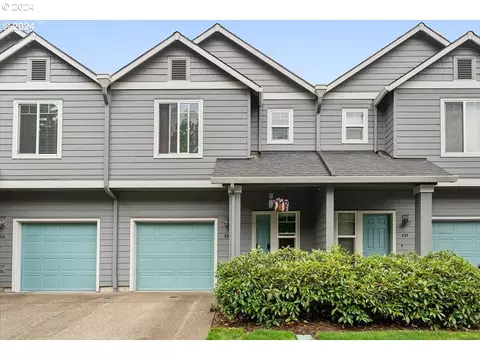 810 E 9th St #E20, Newberg, OR 97132