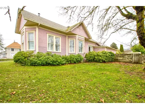 106 SE Walnut St, Oakland, OR 97462
