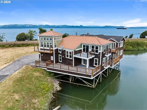 210 23rd St, Astoria, OR 97103