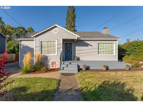 3018 W Sherwood Ave, Roseburg, OR 97471