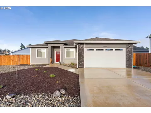 1884 Steelhead St, North Bend, OR 97459