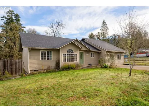 153 Leisure St, Glide, OR 97443