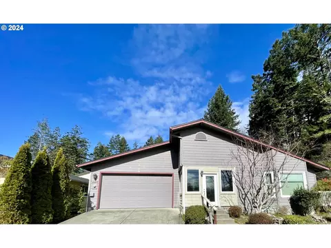 1357 Glenwood Dr, Brookings, OR 97415