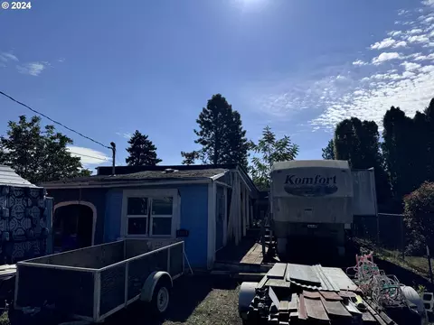 9736 SE Woodstock Ct, Portland, OR 97266