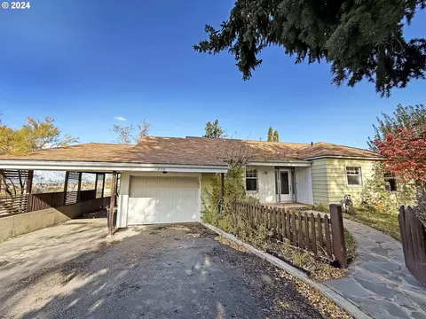 220 Hillcrest Dr, Baker City, OR 97814