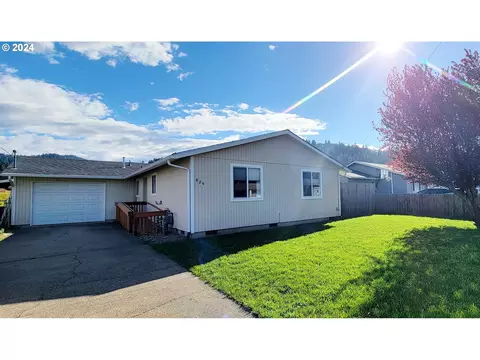 824 SE Vine Maple Dr, Myrtle Creek, OR 97457