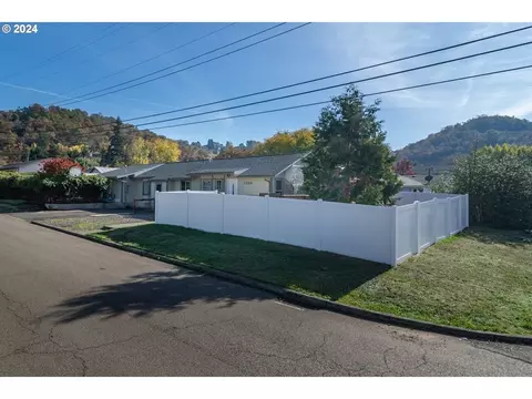 1059 NE Brooklyn Ave, Roseburg, OR 97470