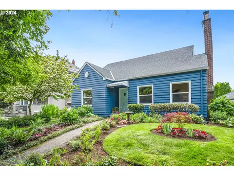 545 NE Hazelfern Pl, Portland, OR 97232